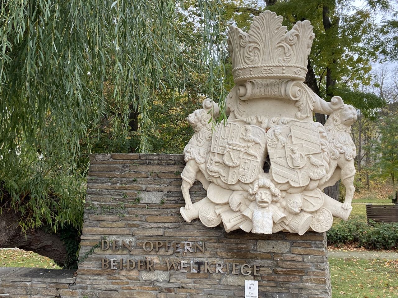Denkmal mit dem Allianzwappen Hoyos-Sprinzenstein (1680) als Überrest des Prager Tores im Stadtpark Horn